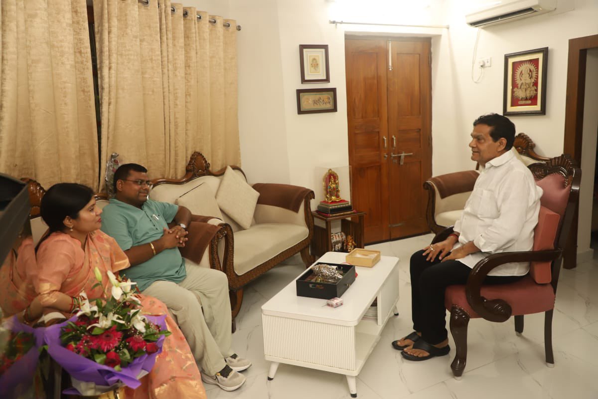 rajbalabjpmla's tweet image. लखनऊ में नगर विकास एवं ऊर्जा मंत्री मा. @aksharmaBharat जी से शिष्टाचार भेंट कर मार्गदर्शन प्राप्त किया ।

इस अवसर पर मा. मंत्री जी से मिलक - शाहबाद विधानसभा क्षेत्र के विकास हेतु महत्वपूर्ण विषयों पर चर्चा की ।

#mlarajbalasingh #MYogiAdityanath #bjp4up #bjp4ind