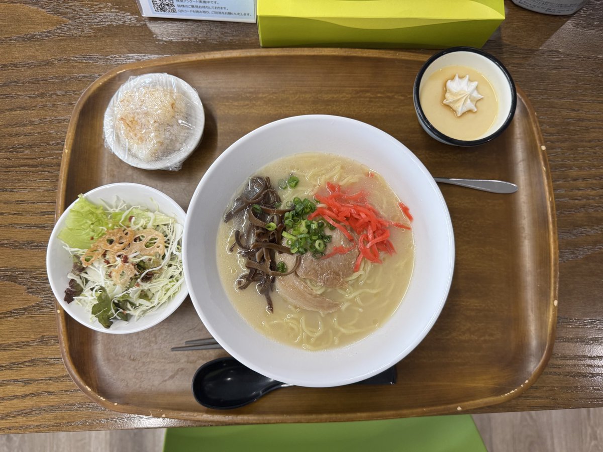 豚骨ラーメン、おかかおにぎり、サラダ、きなこプリン。
#お昼ごはん