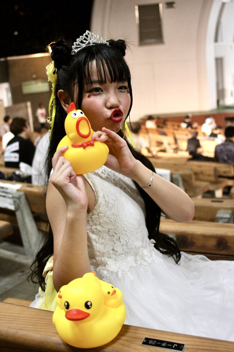 8/24 アイ❤️ゲキ 上野水上音楽堂
2025ラスト野外ライブ 物販
PRiYAnCeR 💛Ashaちゃん ①

撮影前にひよこと一緒に撮りたい！って話があったのでピヨたんファミリー総出でお出迎え〜🐥
まだまだ撮りたいカットがあるから次もお願いします🙇‍♂️

#PRiYAnCeR #Asha #あーたん 
#モニベル 
#アイゲキ