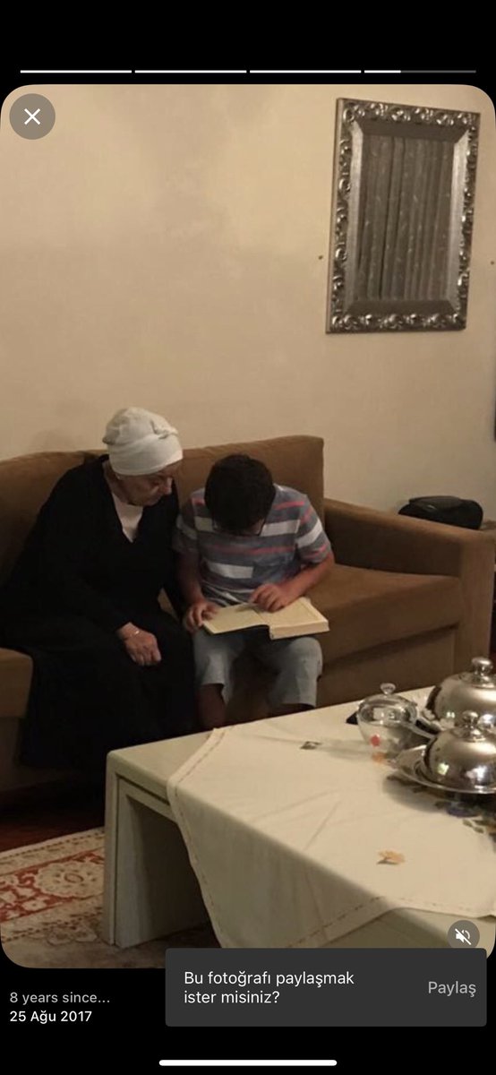 “Tam 8 yıl önce… Dede ve babaanne torunlarına Kur’an okuturken. 🌿 Ne güzel bir miras, ne güzel bir hatıra…”
