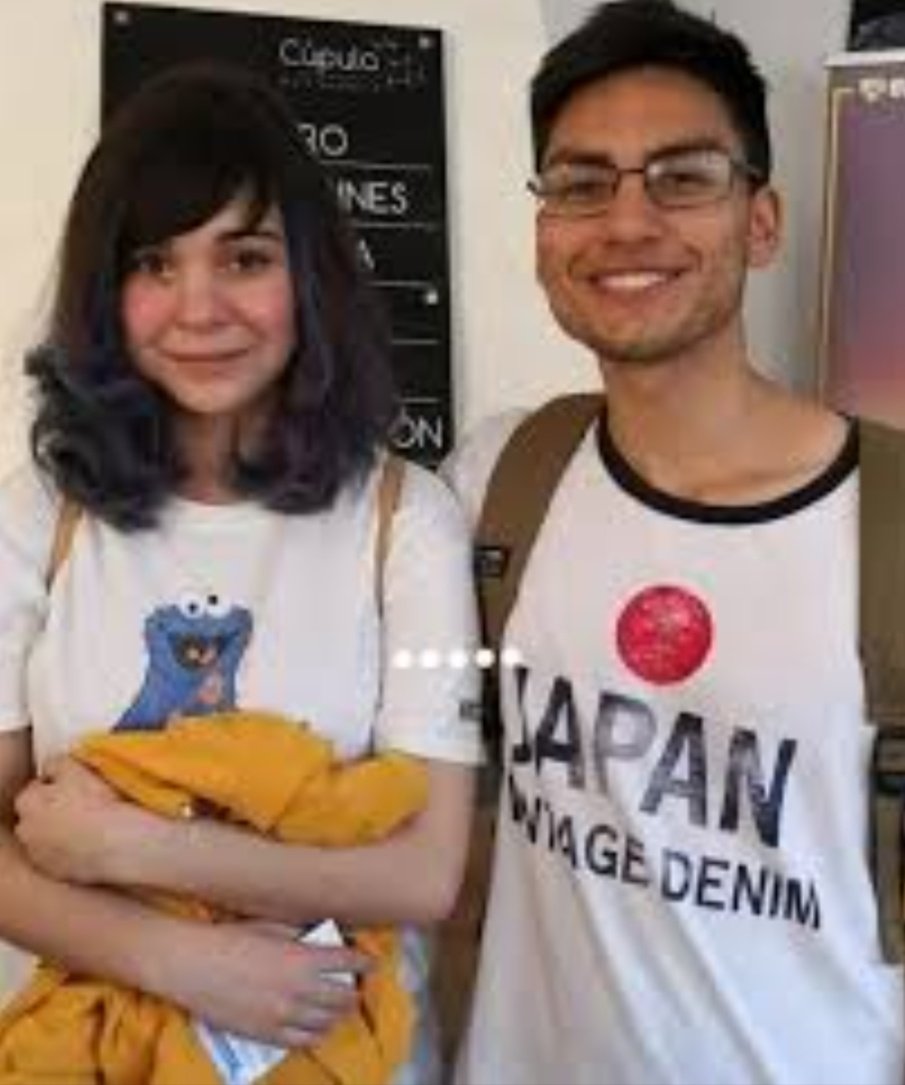 rick__005's tweet photo. @Moonwardd La contrataron en una empresa de rehabilitación de discapacidades, aquí está con uno de sus pacientes https://t.co/r6bYxr2uAq