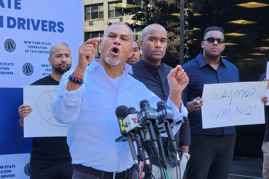 ImpactoLatino's tweet image. La Federación de Taxistas de Nueva York advirtió que paralizarán la ciudad si no detienen &quot;inmediatamente&quot; el funcionamiento de robotaxis. #ImpactoLatino #NuevaYork #robotaxis #taxistas
impactolatino.com/taxistas-amena…