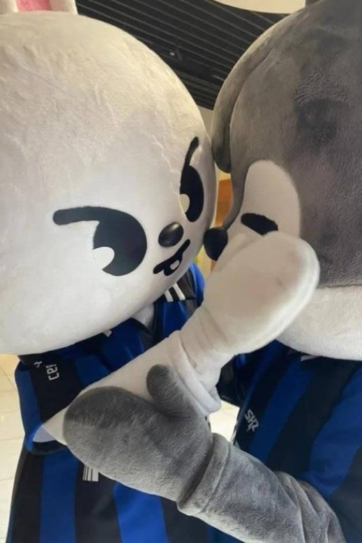 -WOLFCHAN! Mirame! MIRAME! 
*wolfchan lo mira a leebit*
-Vos no sos así. Vamos. Vamos a casa. Calmate. Mirame. Vamos a casa