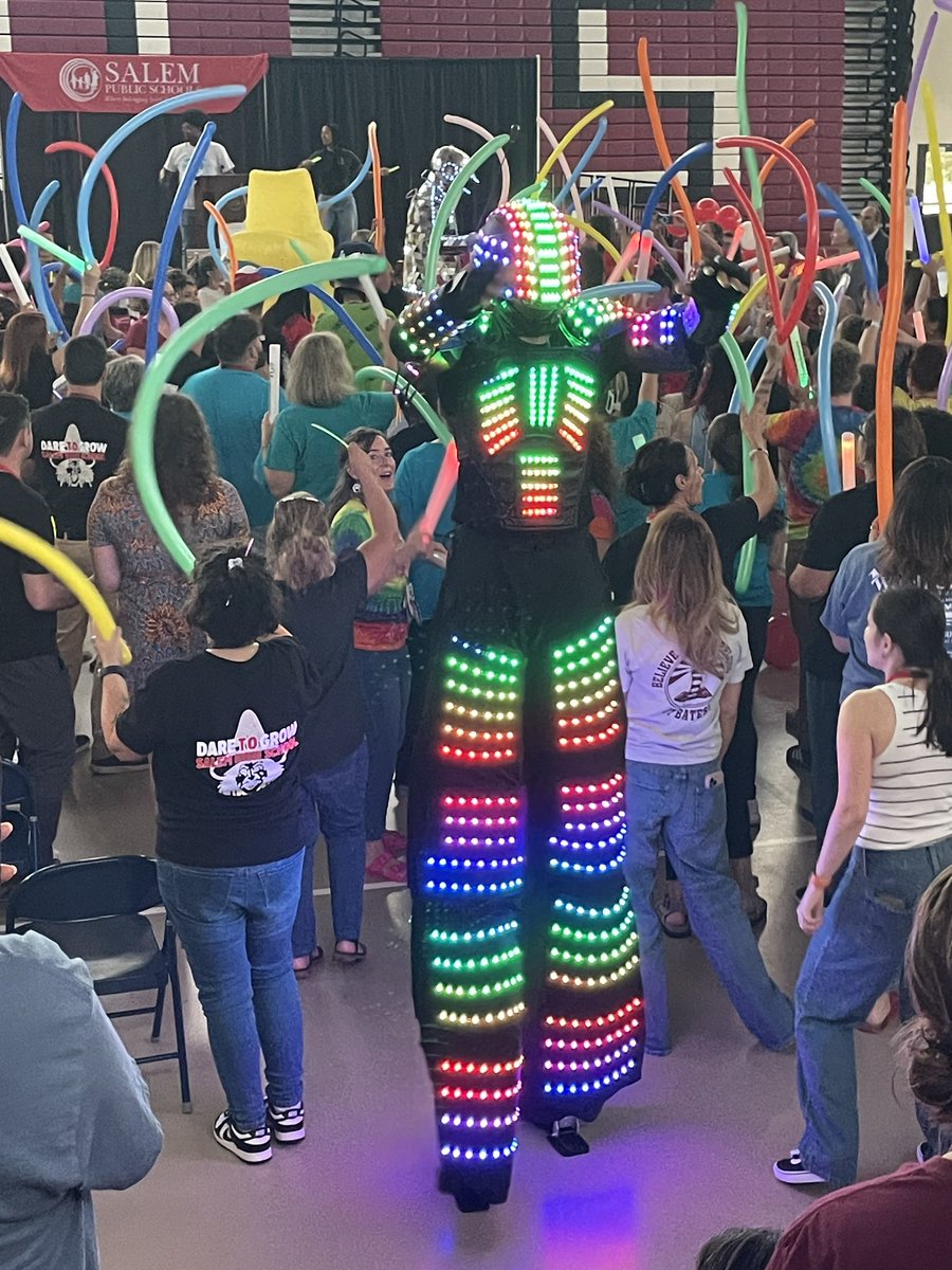 mrsmccarthy17's tweet photo. Never have I ever been part of a convocation QUITE. LIKE. THIS! Here’s to an incredible year @SalemSchoolsk12 https://t.co/PUWQwbzyfy