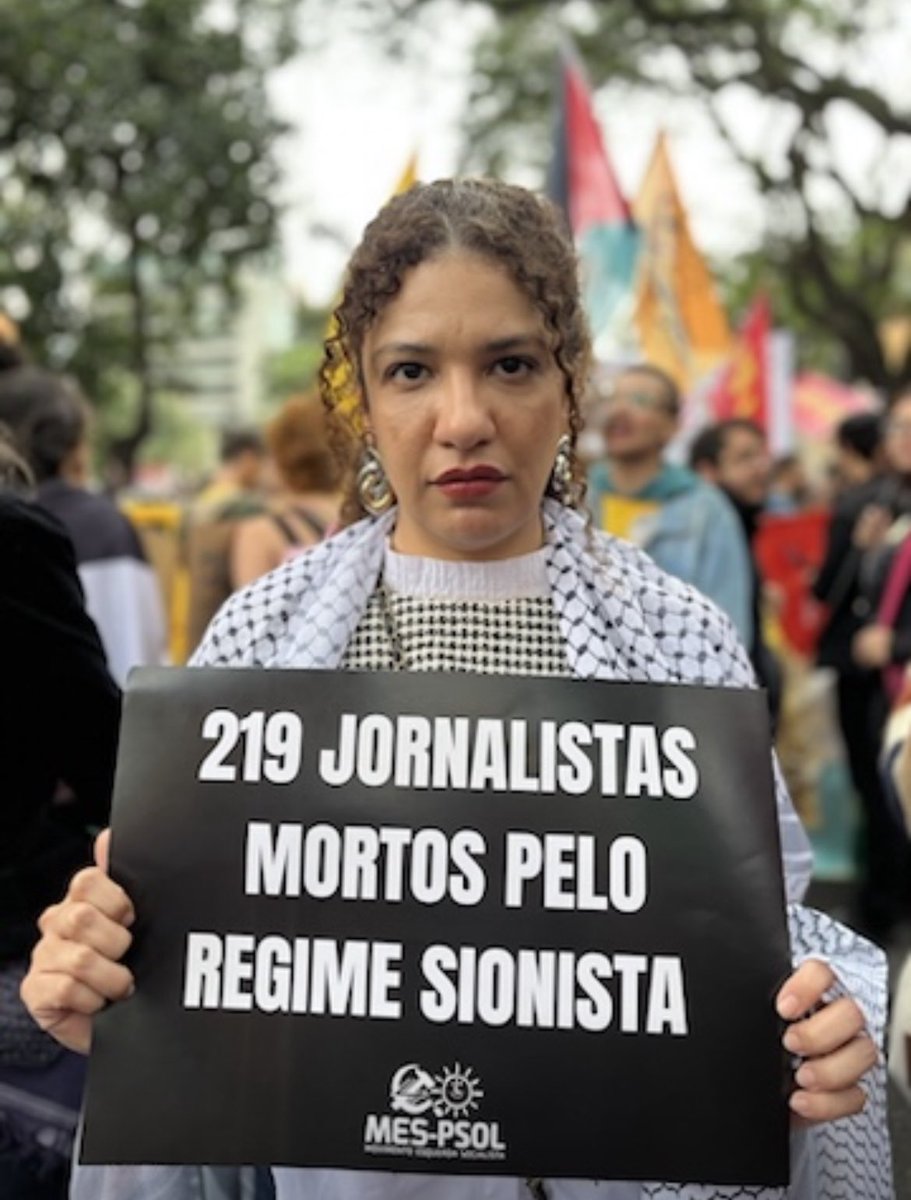 Agora, segundo a ONU, o número de jornalistas mortos é 240. Mas todas as mortes em Gaza são subnotificadas.

Jornalistas, assim como civis são protegidos pela legislação internacional e são essenciais para mostrar o que acontece. Israel mata. Todos os dias. Centenas de inocentes.