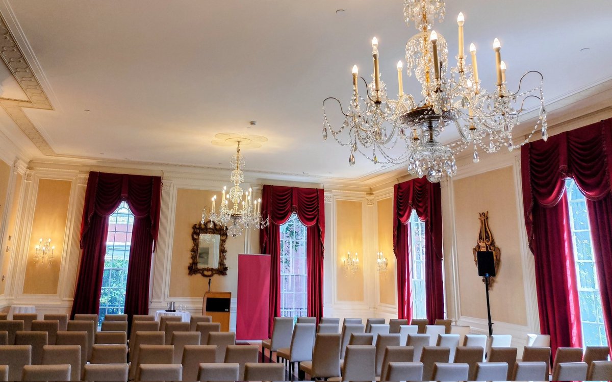 CbearMini's tweet image. 大学のオリエンテーション✨️
会場が豪華で格式の高さを感じました。
世界中から様々なバックグランドの方が来ていて刺激的。
50代や60代の方もいて、何歳になっても学ぶことはできるんだなと感じ、40代が最後のチャンスと思っていた自分を恥じました。
この環境を活かしたいと強く思いました🥹