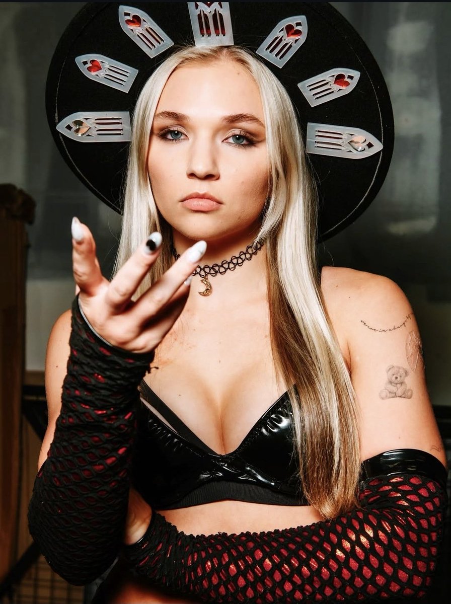 EVE debut... 😈🖤