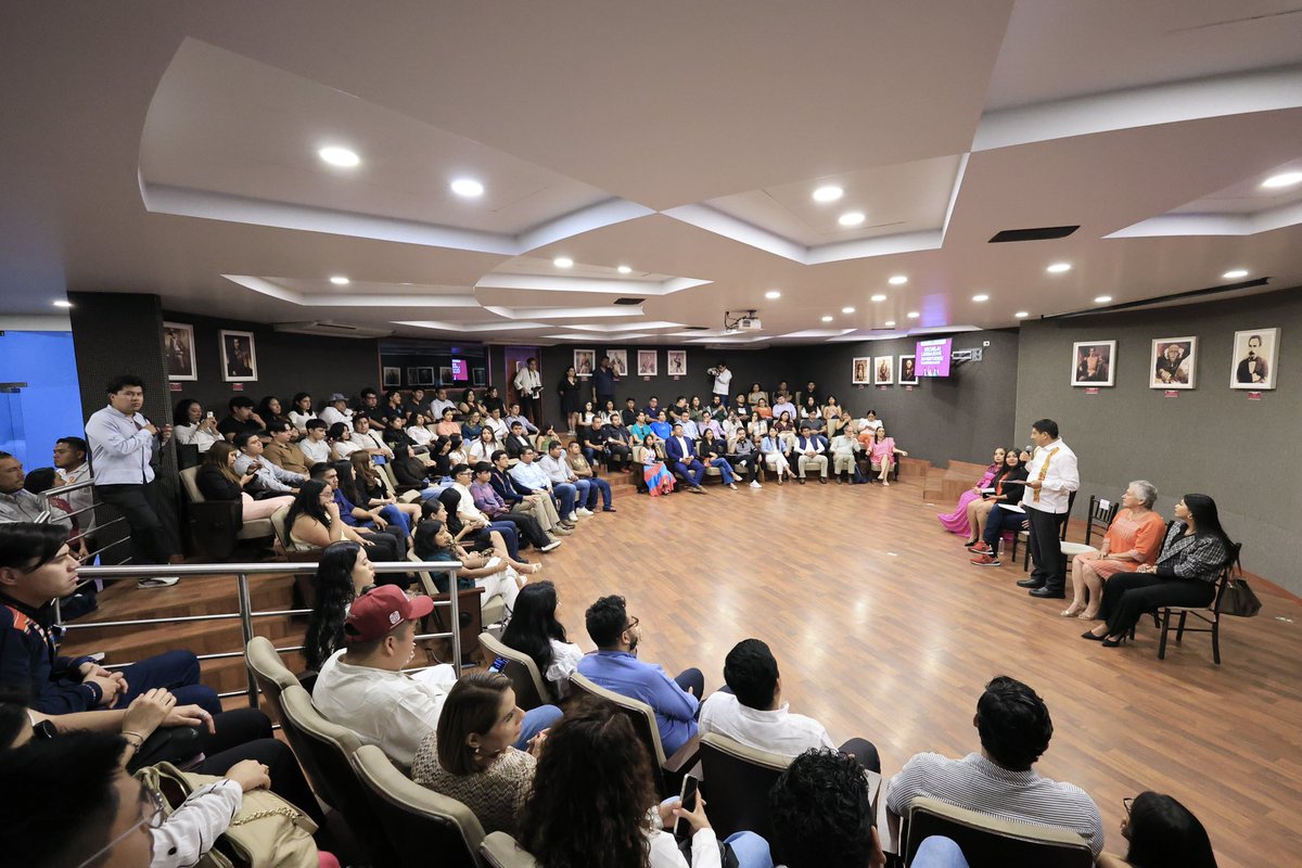 ENCABEZAMOS LA ESCUELA DE LIDERAZGOS JUVENTUDES EN TRANSFORMACIÓN

Junto a la titular de la Secretaría de <a href="/EducacionPubOax/">Secretaría de Educación Pública de Oaxaca</a>, <a href="/Delfina_GuzmanD/">Delfina Guzmán</a> y la titular del <a href="/Injeo_GobOax/">Instituto de la Juventud del Estado de Oaxaca</a>, Samanta Mota, presidí la Escuela de Liderazgos Juventudes en Transformación, en la que participó como