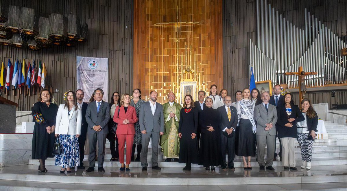 Francisco André (@fandreue) on Twitter photo En el marco de la conmemoración del 34 Aniversario de la Independencia de Ucrania, acompañé a los colegas de <a href="/UKRinMEX/">Embajada de Ucrania en México 🇺🇦</a> a la ceremonia solemne de entrega de la bandera nacional de Ucrania 🇺🇦 a la Basílica de Santa María de Guadalupe, como símbolo de fe y esperanza. En el marco de la conmemoración del 34 Aniversario de la Independencia de Ucrania, acompañé a los colegas de <a href="/UKRinMEX/">Embajada de Ucrania en México 🇺🇦</a> a la ceremonia solemne de entrega de la bandera nacional de Ucrania 🇺🇦 a la Basílica de Santa María de Guadalupe, como símbolo de fe y esperanza.