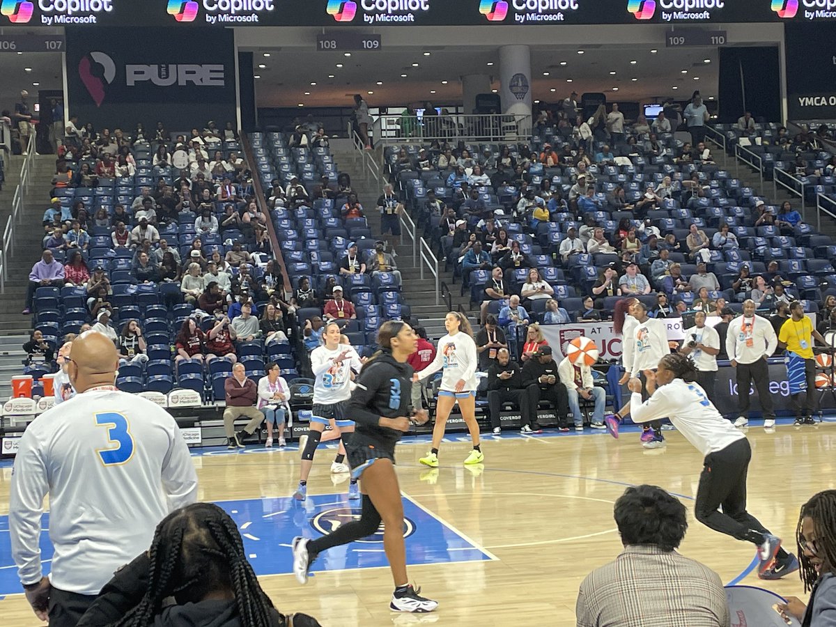JediBO's tweet photo. On CP3 jersey retirement night, entire Sky team shows off Candace Parker tees during warmups… except one. #ctier #chicagosky #angelreese #candaceparker https://t.co/5HQ5ROAr0C