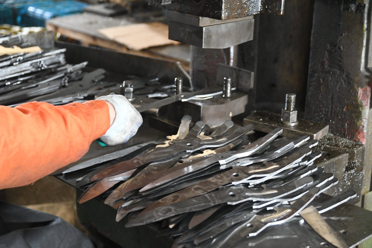 BellTowerTools's tweet image. Crafting excellence, one blade at a time. 
Our hedge shears are shaped with precision to ensure strength, sharpness, and reliability. 🌿✂️ 

#BellTowerCo #QualityTools #QC #Tools #Factory #B2B #Export #ChinaProduct