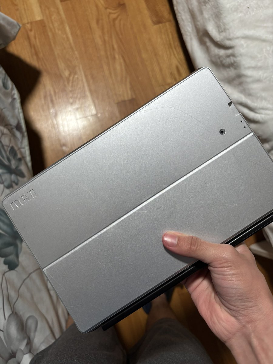 AdmisPlayz's tweet photo. Does anyone know why the Windows Surface doesn’t work??? https://t.co/tS8Ii912XY