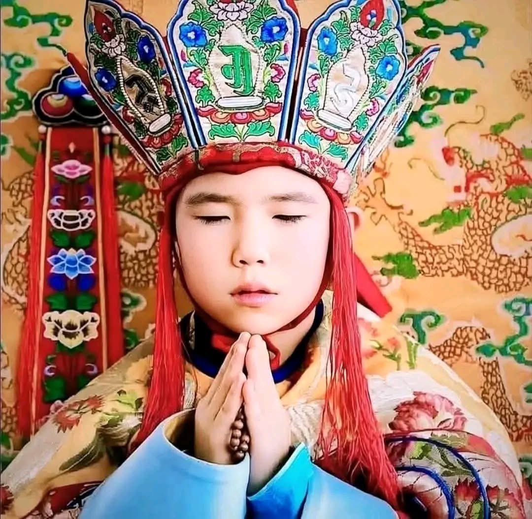 Хэнтэй  ууж идэхээ бодож цээрлэ
Хэнд нууцаа ярихаа нягталж цээрлэ
Хэнтэй нөхөрлөхөө тандаж цээрлэ
Хэрэггүй үгэнд харам байж амаа цээрлэ

Өглөг нүдээ олох эсэхийг бодож цээрлэ
Өр ирээдүйг тушаж мэднэ хямгадаж цээрлэ
Өнөөдрийг маргаашаас илүүд үнэлж гамнаж цээрлэ
Өнгөт орчлон