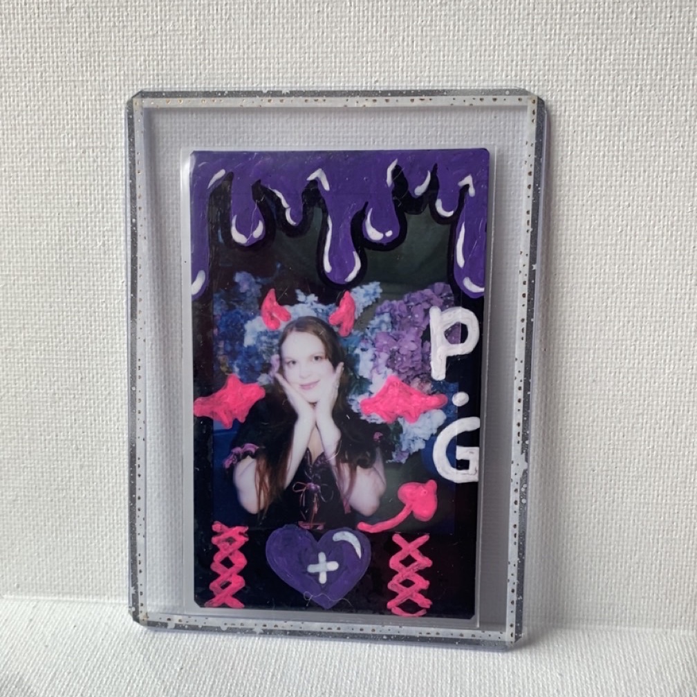 🩷NOW AVAILABLE!🩷
My hand painted decor Cheki is now available on kofi! They all have been hand painted followed by a clear coat, a thin cover &amp; followed by a thicker plastic cover for protection! 

Link:
ko-fi.com/s/3a10f7db0c

Thank you~ 
#overseaidol #kaigaiidol #cheki