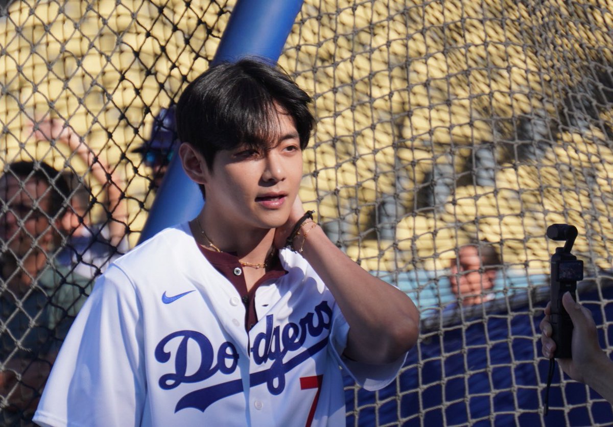 O HOMEM ESTÁ UM ABSURDO DE LINDO 

V AT DODGERS STADIUM  
TAEHYUNG AT DODGERS STADIUM  
PROUD OF YOU TAEHYUNG  
#TaehyungxDodgers 
#VxDodgers