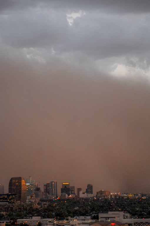 SRPconnect's tweet image. ⚠️ Dust Storm Warning

Safely secure outdoor items to help keep them from being blown into power lines.
