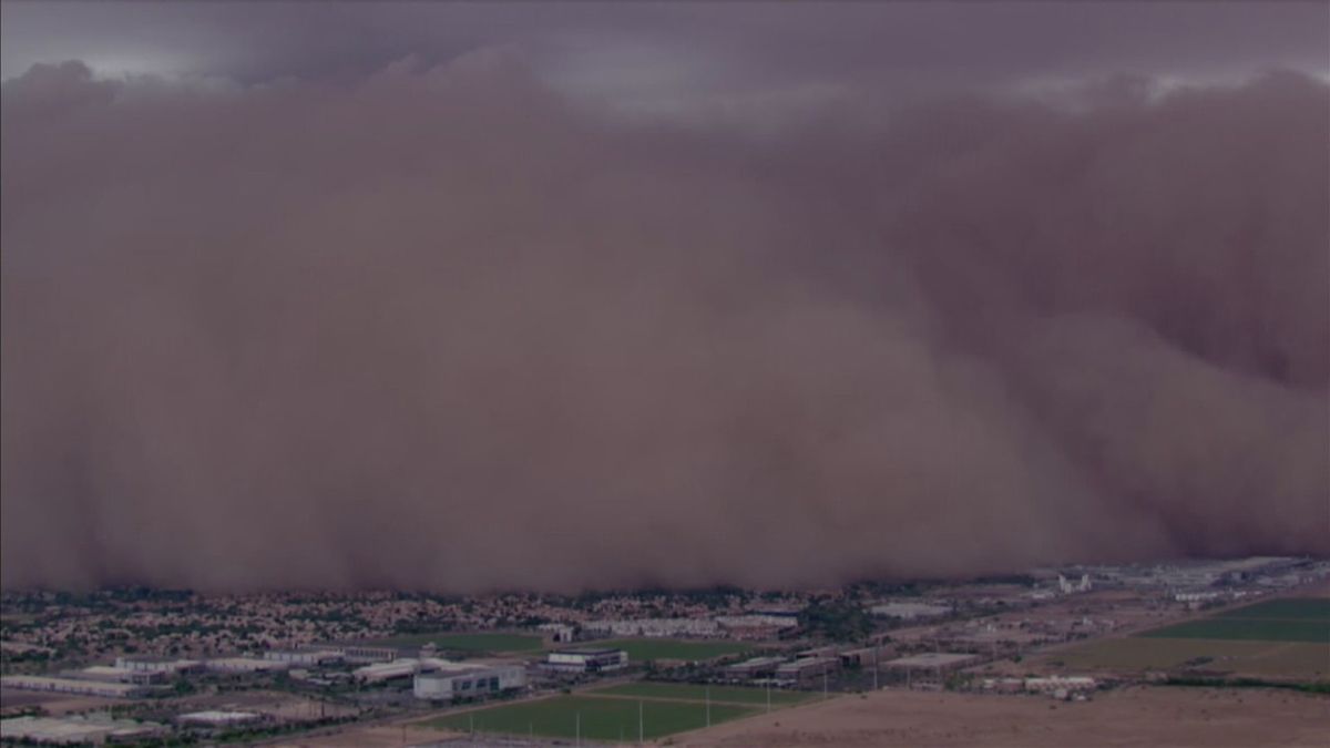 MONSOON ALERT: We're seeing a massive dust storm roll through the Valley right now. Stay with FOX 10 for live updates.

WATCH: youtube.com/live/EeglIQT2V…

READ MORE: fox10phoenix.com/news/arizona-w…