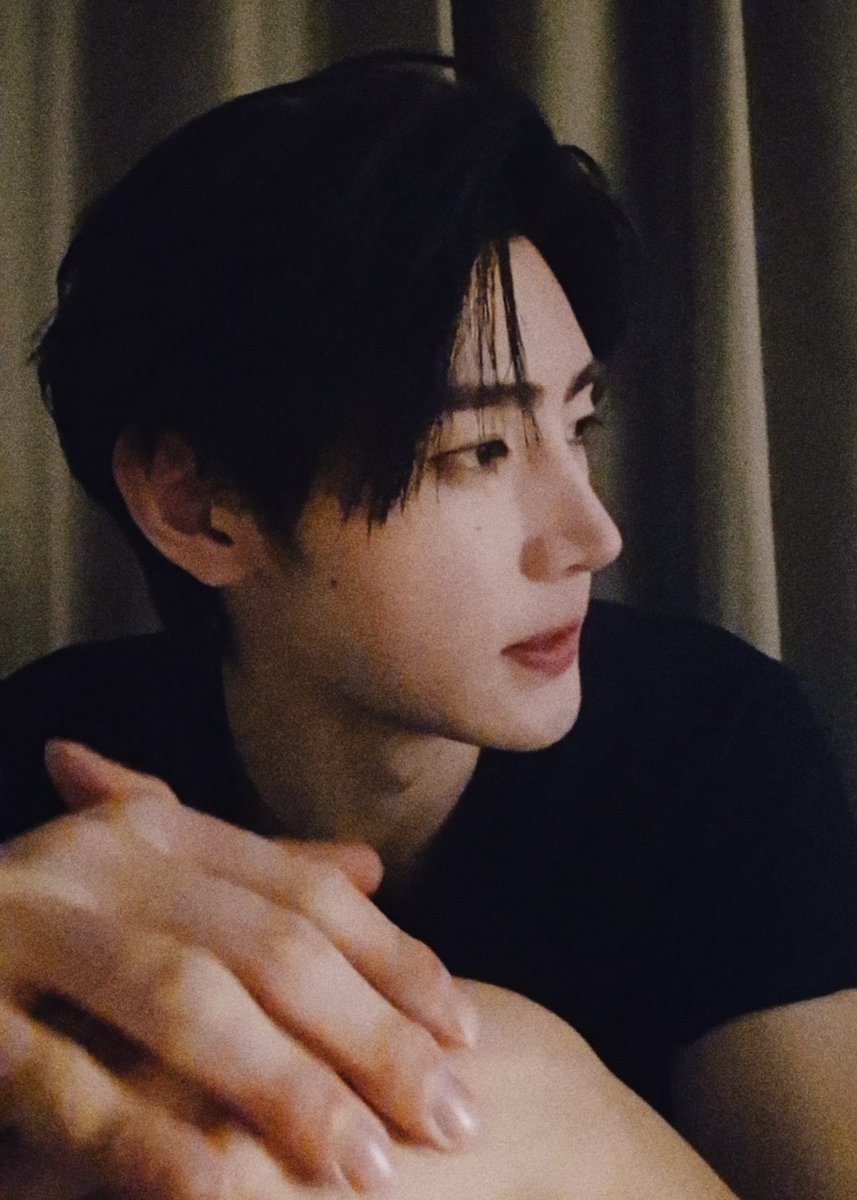 secretlyhoon's tweet photo. the side profile??!!? https://t.co/0Lfj6p02Aj