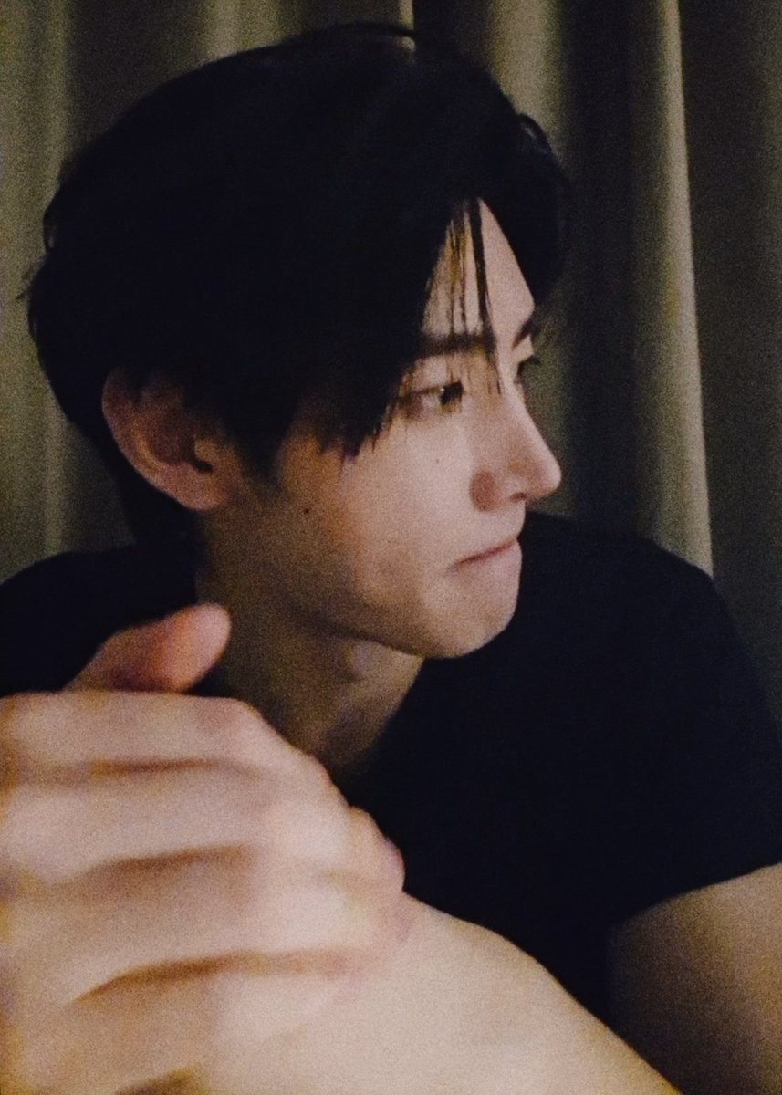 secretlyhoon's tweet photo. the side profile??!!? https://t.co/0Lfj6p02Aj