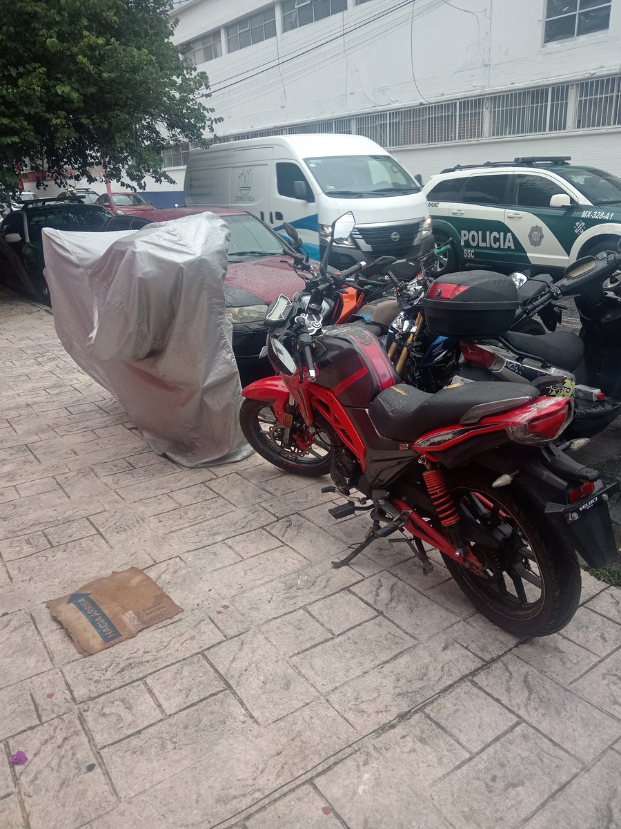 helam_1808's tweet photo. @UCS_GCDMX @OVIALCDMX @Azcapo_Denuncia @AzcapotzalcoMx @SSC_CDMX Son las 6:30 de la tarde. No sólo no quitaron la moto, pusieron otra. Calle 3 esquina con Castilla Oriente. Se pide apoyo para quitar motos de policías sobre la banqueta @Azcapo_Denuncia @AzcapotzalcoMx @UCS_GCDMX #TránsitoGCDMX @SSC_CDMX @OVIALCDMX https://t.co/diFqiB5dH8