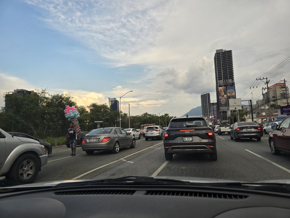 Cuando el tráfico de la avenida Morones Prieto te permite hasta hacer tus compras para el camino