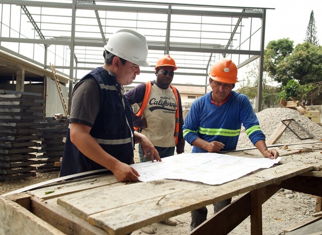 #ATENCIÓN 
"Llevamos un 67% de #obra en dos canchas de pádel y un espacio comunitario que reemplaza un terreno abandonado junto al #EsteroSalado. El proyecto incluirá vestidores, juegos infantiles, caminera junto al manglar y áreas seguras para toda la #familia", informó el
