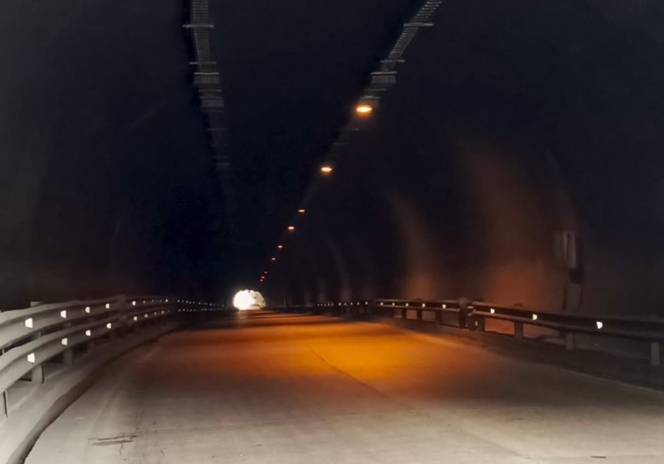 #ATENCIÓN 
La #restauración de una parte del sistema de #iluminación en el #TúnelChisinche, ubicado en el kilómetro 41 de la vía Alóag – Unión del Toachi, ha concluido, así lo informó la Prefectura de Pichincha. Se retomarán los #trabajos en los siguientes días.