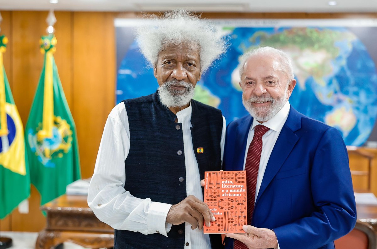 Lula (@lulaoficial) on Twitter photo Hoje recebi o presidente da Nigéria e tive também o prazer de encontrar o grande escritor Wole Soyinka, primeiro africano a ganhar o Prêmio Nobel de Literatura. 🌍📚
Uma honra celebrar juntos a força da cultura e dos laços entre Brasil e África. ✨
📷 <a href="/ricardostuckert/">Ricardo Stuckert</a> Hoje recebi o presidente da Nigéria e tive também o prazer de encontrar o grande escritor Wole Soyinka, primeiro africano a ganhar o Prêmio Nobel de Literatura. 🌍📚
Uma honra celebrar juntos a força da cultura e dos laços entre Brasil e África. ✨
📷 <a href="/ricardostuckert/">Ricardo Stuckert</a>