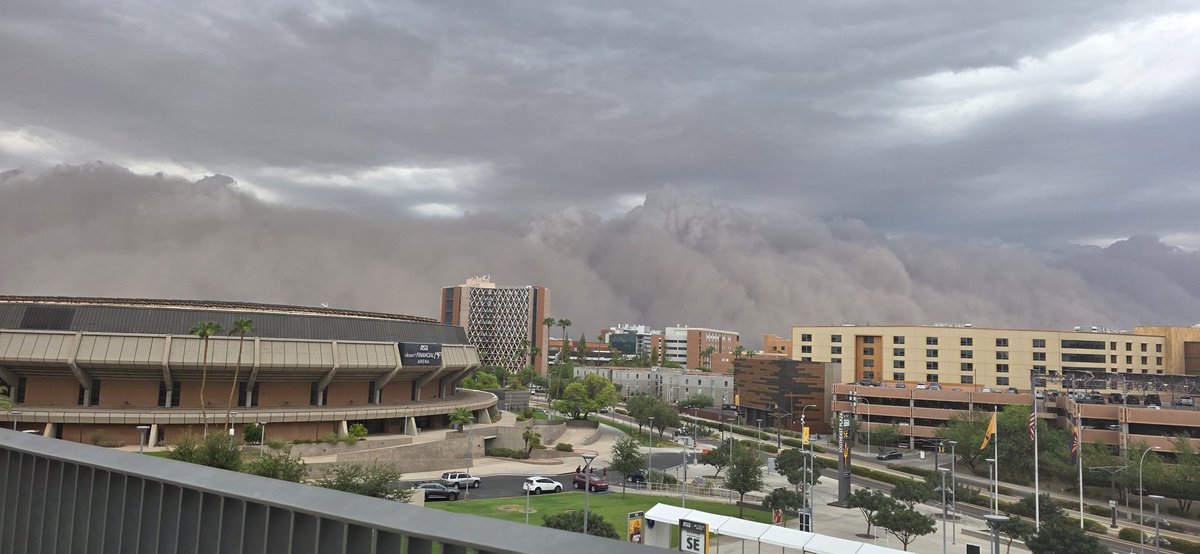 Walking out of <a href="/MountainAmerica/">Mountain America CU</a> Stadium and it looks like Sparky isn't waiting for Saturday. Pretty sure that's the beginning of the Stomp the bus video, no? #ForksUp <a href="/ASUFootball/">Sun Devil Football</a>