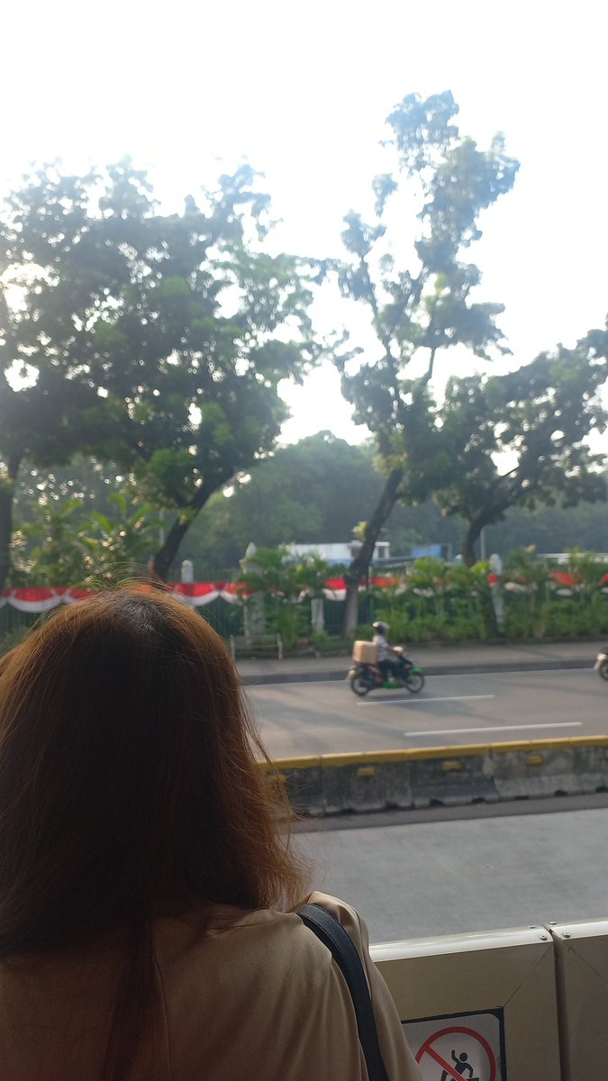 gesyaay's tweet photo. semoga mbak mbak pirang yg nyelak gua ini seharian diomelin bos nya di kantor https://t.co/tMnEXLP6fH