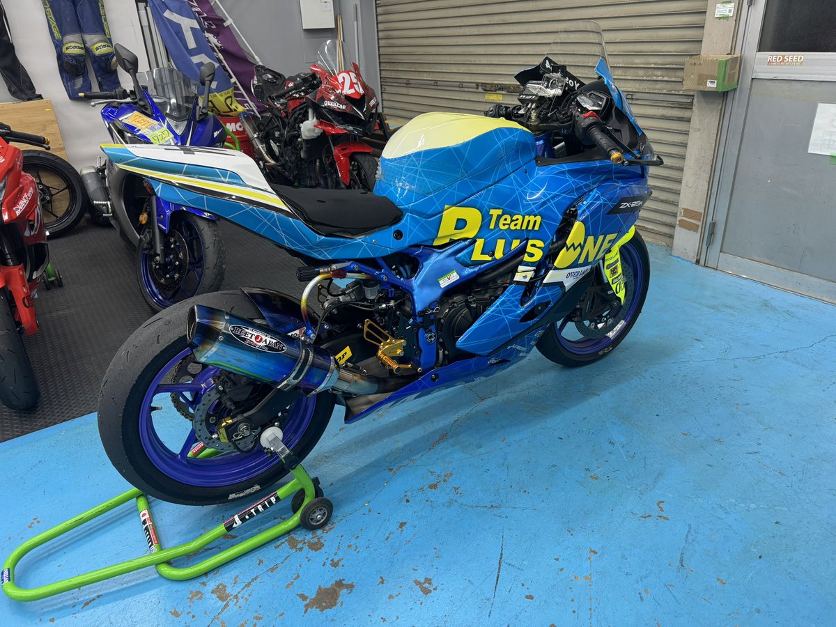 旧型ZX25 Rに新型のピストン入れてるのなんか見たけど何のレースに出る