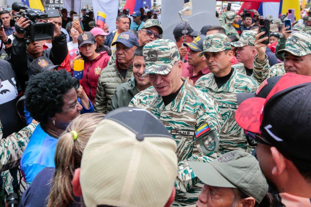 clemen_jpsuv's tweet photo. #QueNoSeAtrevan 😡 ninguno imperio del mundo que venga a doblegar el pueblo venezolano somos libres soberano e independiente 🫡🇻🇪💪🏽👏🏽 https://t.co/qJpjT7d0dR