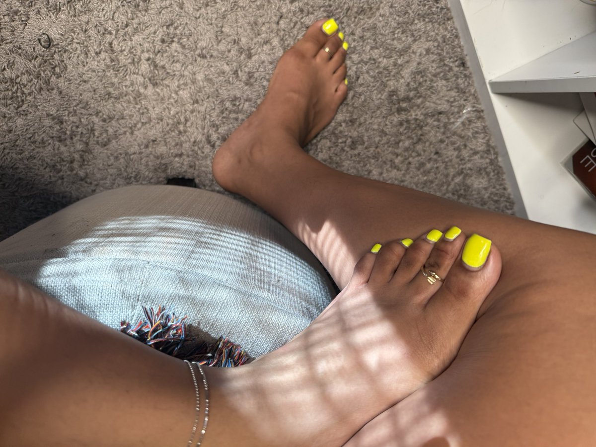 Toes looking like edibles with my new rings 🎀 pretty gyal tings