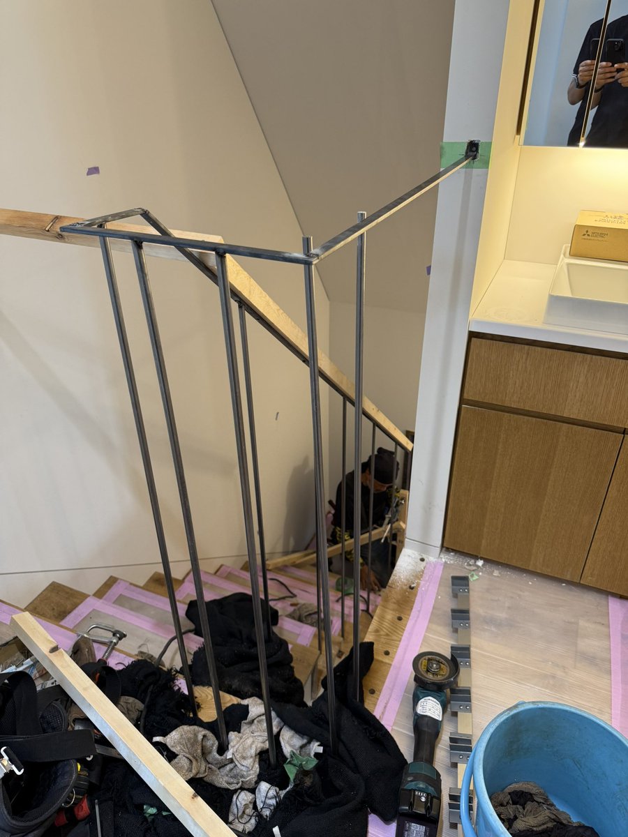 KEY_OPERATION's tweet image. 階段手すり。丸棒がたくさん届くなと思っていたら、縦格子を現場で全部一本ずつ溶接！工場で作る時間がなくて丸棒のカットから現場で！