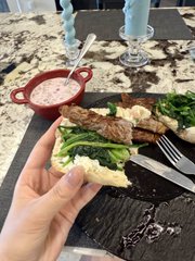 🥪 烤面包 → トースト
🥙 橄榄油拌菠菜 → ほうれん草のオリーブオイル和え
🥩 黑椒牛排 → 黒胡椒ステーキ
🫐 蓝莓酸奶 → ブルーベリーヨーグルト