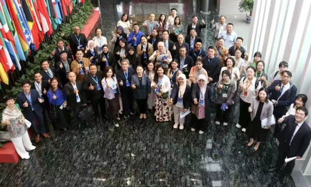 CLECOfficial's tweet photo. A delegation from the China-Southeast Asia Vocational Education and Training Group visited the #CLEC on Aug 20.
Comprising over 40 government officials, university and vocational college presidents, and experts in vocational and technical education from 11 Southeast Asian countries, the delegation also included representatives from UNESCO International Research and Training Centre for Rural Education (
@UNESCO_INRULED
), the Southeast Asian Ministers of Education Organization Regional Centre for Technical Education Development, and various ministries from #Myanmar and #Cambodia. Yu Tianqi, deputy director-general of the #CLEC, met with the delegation and held discussions.
All parties agreed that #China and #SoutheastAsian countries share geographical and cultural ties, with cooperation across various sectors gaining momentum. The Chinese language, valued for its unique importance, is increasingly popular in Southeast Asia, with growing interest from learners. Mastering the #Chineselanguage and acquiring related skills is seen as a crucial opportunity for many young people to achieve their dreams and change their lives.
In the future, #CLEC will actively collaborate with governments, universities and institutions across Southeast Asia to implement "Chinese + #TVET" and "Chinese + Professional" education programs, aiming to cultivate more practically skilled Chinese-speaking professionals to support pragmatic cooperation between China and these countries.
#CLECForEducation #Goal4 #CLECInAction