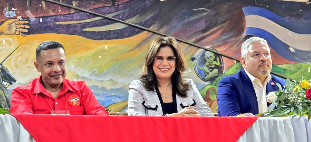 Grillo779's tweet photo. Agradecidos por la invitación del gran @stibys a su XXX Congreso Ordinario, reivindicando su naturaleza clasista, proletaria y revolucionaria; recibiendo a la candidata del pueblo la abogada @riximga, próxima Presidenta de #Honduras ¡Venceremos! ¡Viva el #STIBYS! https://t.co/CxTemUJkW8