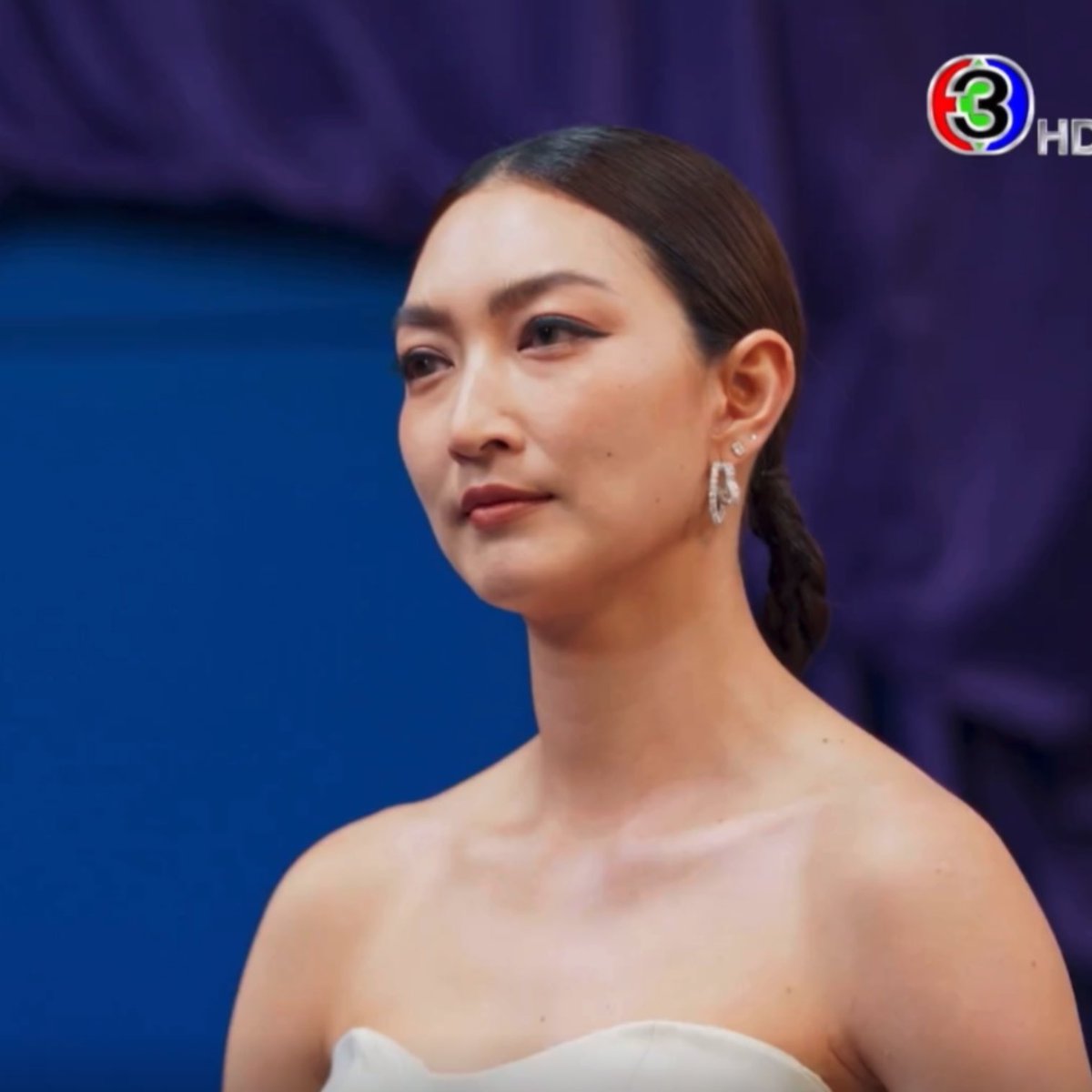 ซีนนี้คือไรคะ ได้ยินคำนึงออกมาจากรูป คุณแต่งงานกับฉัน คุณก็ควรจะอยู่เคียงข้างฉันสิ แต่ฉันเก้บหงิมไว้ในใจเบาๆ เด่วโดนว่าบ้าจิ้น