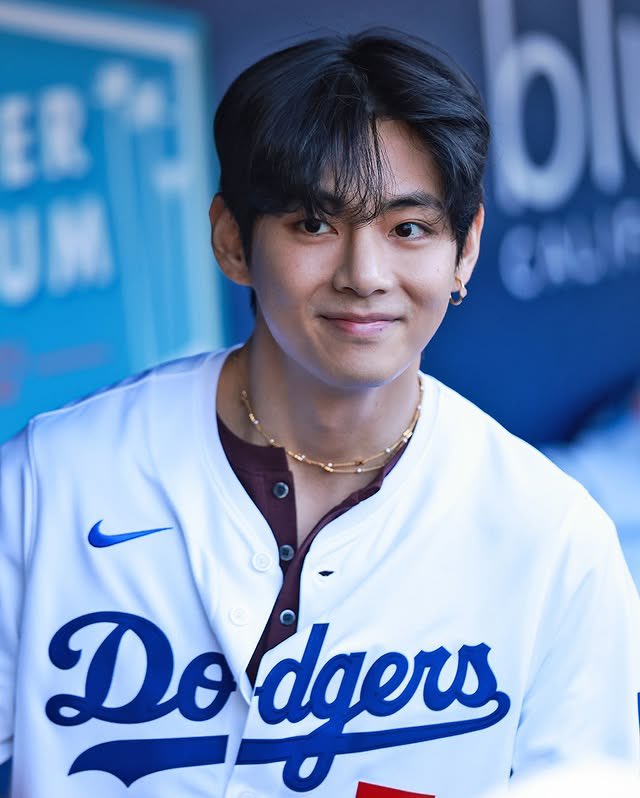 taeguide's tweet photo. Kim Taehyung via MLB IG post 

ACE V ON THE MOUND
PITCHER V AT DODGER STADIUM
TAEHYUNG TAEHYUNG
#VCeremonialFirstPitch
#TaehyungxMLB https://t.co/TBBedv1roR