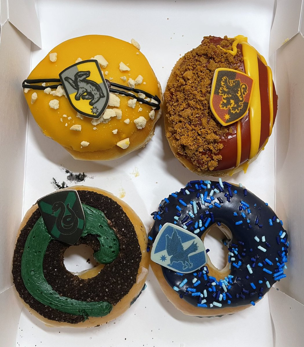 AshSmart's tweet image. Back to Hogwarts! 

You know I had to go &amp;amp; try the new Harry Potter Collab with Krispy Kreme! My Hogwarts House was calling me &amp;amp; this magical donut experience was not one to be missed! 🪄 

What a great collab &amp;amp; really loved it! Magical 🤩 

#HarryPotter #HP #KrispyKreme