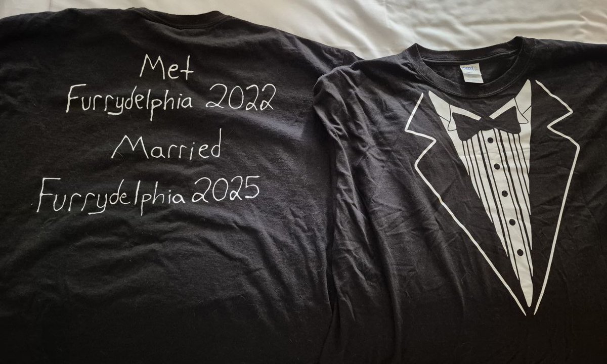 Ash 🦊 🧡❤️💙 tweet media