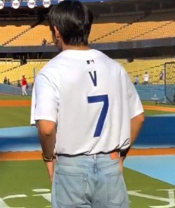 jmygmochis's tweet photo. EL 7 SIEMPRE PRESENTE 😭😭

V AT DODGERS STADIUM    
TAEHYUNG AT DODGERS STADIUM    
PROUD OF YOU TAEHYUNG    
#TaehyungxDodgers 
#VxDodgers https://t.co/E9WWQp7Mso