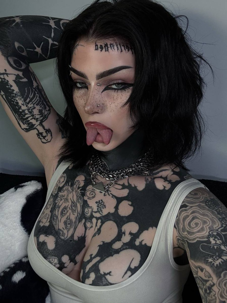 Was that look for me… or my tatts? 👀