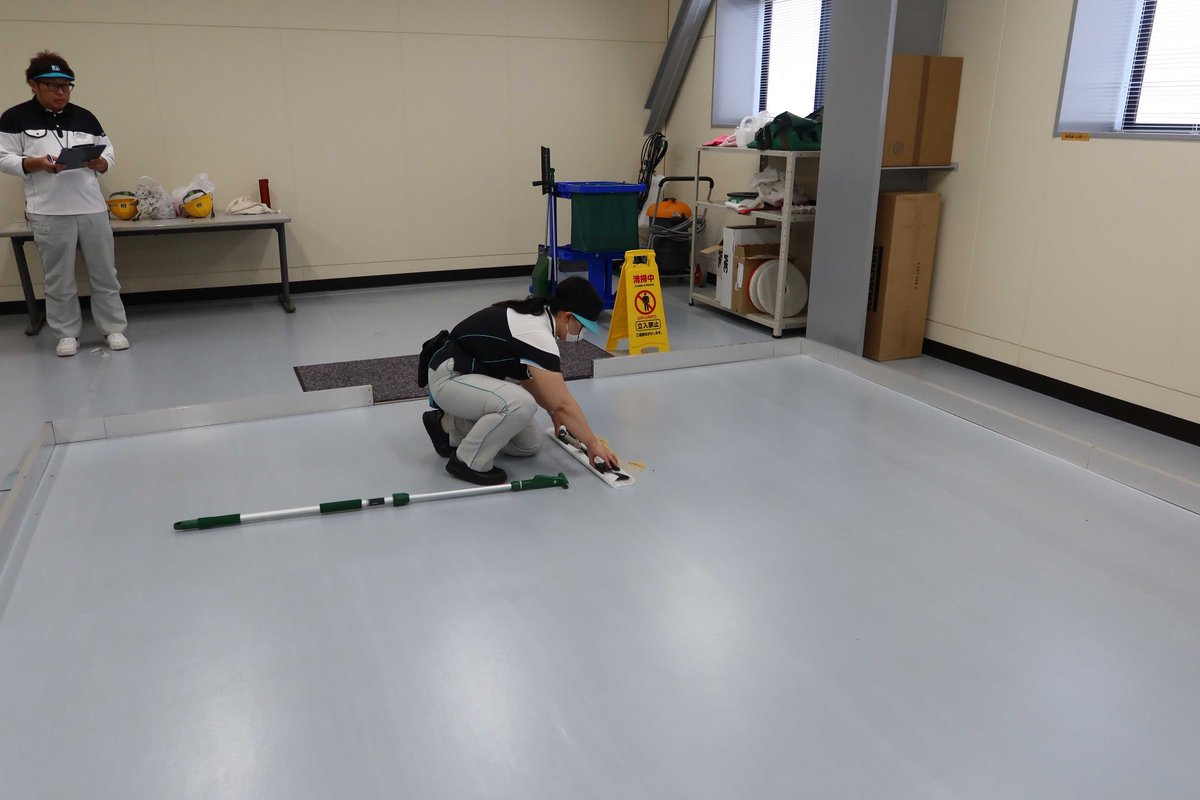 金沢メンテックでは、清掃技能の向上を目的とした検定試験を実施しています。
駅舎・ビル部門については今年度から金沢本社だけでなく、敦賀地区でも訓練・試験を実施できるように設備を整えました。今後も高い品質を提供できるように頑張ります！