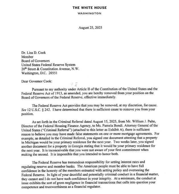 [트럼프, 연준 이사 리사 쿡 해임]

트럼프 대통령이 연방준비제도이사회(FRB) 이사 리사 쿡을 전격 해임

사유는 모기지 계약에서의 허위 진술 의혹과 신뢰 훼손으로 즉각 면직

연준의 독립성 논란이 커질 수 있고, 시장은 향후 인사 재편과 통화정책 기조에 촉각

특히 금리·규제 결정 과정에서