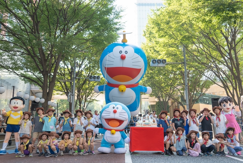 みんなで歩こう！ドラえもんヒーローパレード》が 六本木ヒルズ