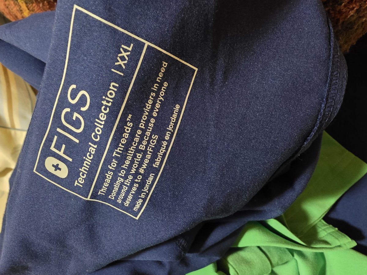 SimoneMyrie's tweet photo. @wearfigs is definitely  losing it touch  so I order  Sapphire scrubs  and this is what I received i am not sure  what going on but the material  is like slik. The color is not what advertised  speak with customer service  they told me that  how Sapphire scrubs  supposed  to look https://t.co/K8hpz4o5fc