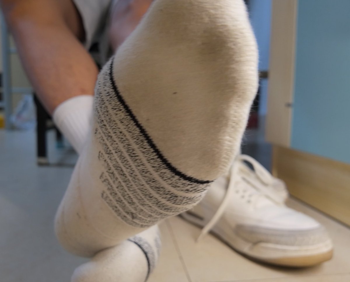 读书的时候是不是总意淫在白袜舍友的脚下 可惜你只是一个只敢偷老子袜子打飞机傻逼🖕