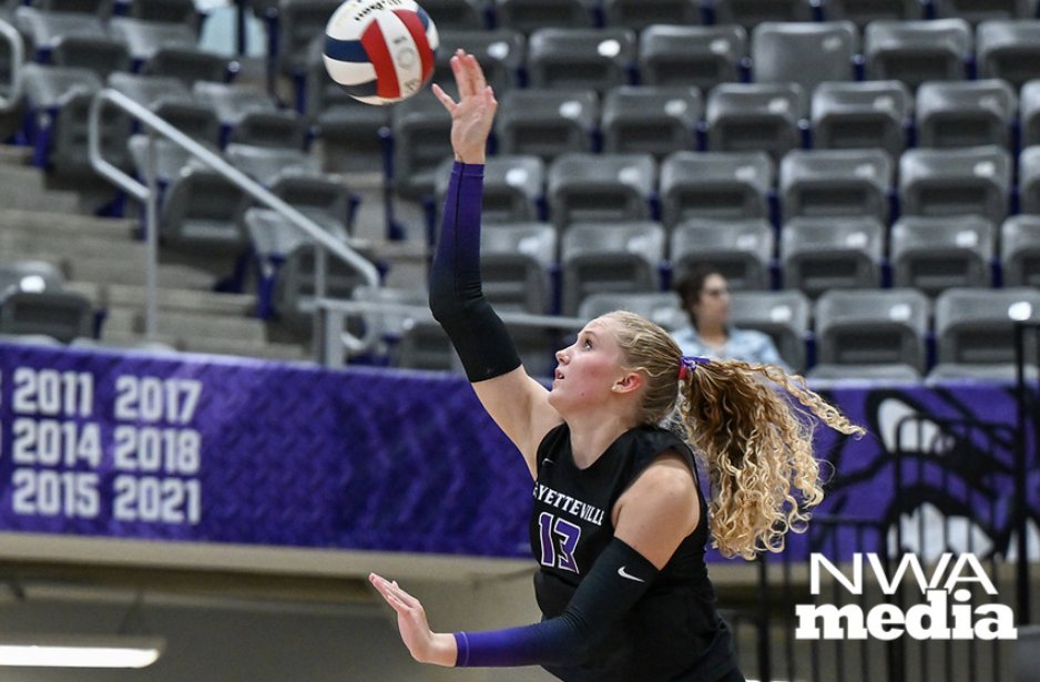hmcilvain2's tweet photo. Volleyball final
Fayetteville 3, Greenwood 0
(25-16, 25-21, 25-13)

@FHSVolleydogs opens the season with a sweep on the road! Key efforts from @BatiePiper (14 kills, 8 assists), Lyla Blagg (13 digs), Molly Miller (23 assists) &amp; Lauren Taylor (9 kills)

#ARpreps https://t.co/bGAep8lq4m
