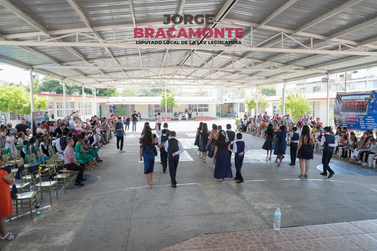 Con mucho aprecio agradezco la invitación para ser Padrino de Generación de la Escuela Primaria Arturo Solís Ávalos, en el Fraccionamiento Olmeca, municipio de Centro, donde 42 alumnas y alumnos concluyen con orgullo esta importante etapa de su formación académica.

Me dio gran